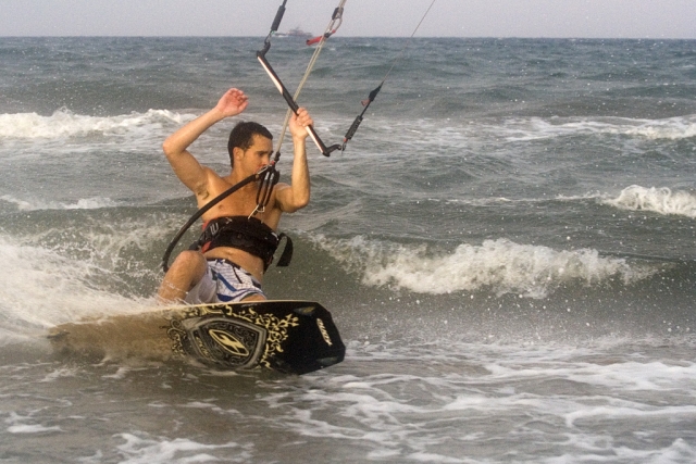 Tomando una ola con la tabla de kite